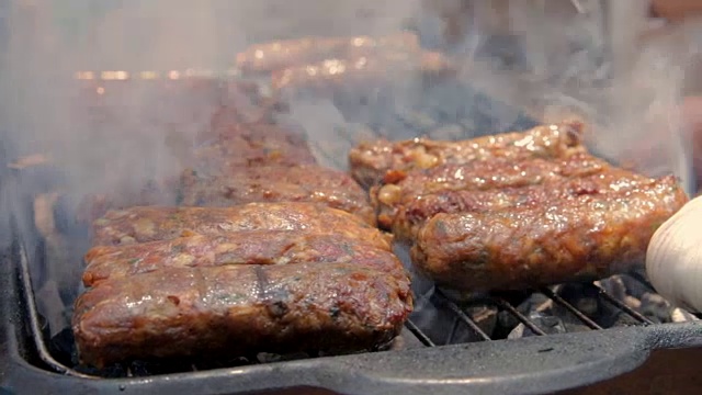 在热烤架上烤烤肉串