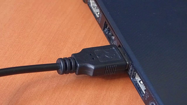 USB线连接笔记本电脑，近距离观看