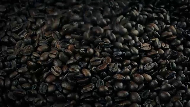 詳情圖-烘焙咖啡豆倒入堆中