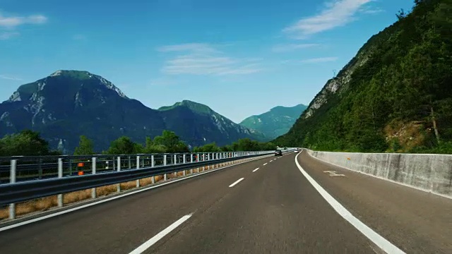 壮丽的奥地利高速公路，背景是美丽的阿尔卑斯山。沿着柏油路快速行驶