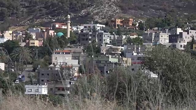 小山城在草地后面的田野