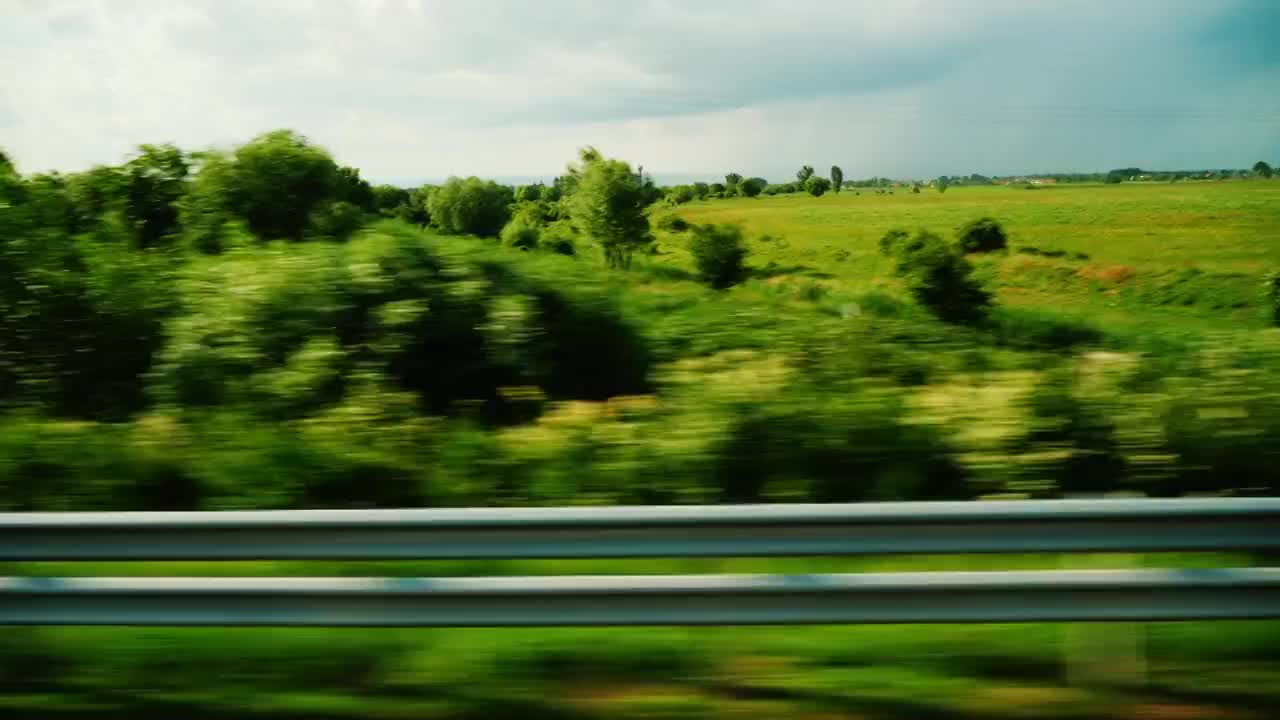 沿着风景如画的乡村和农地走