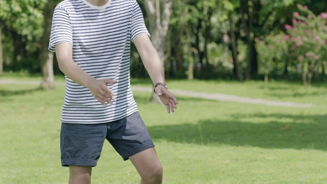 在慢镜头中，一位亚裔父亲将儿子举在空中，女儿在旁边