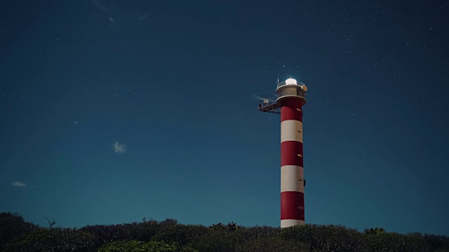 灯塔、星空和飞机的夜间时间间隔