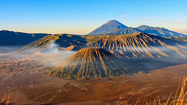 印度尼西亚火山日出地标自然旅游胜地4K延时(放大)