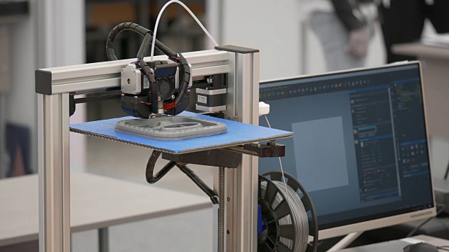 工业3 d打印。打印机打印出一个在电脑上建模的3D零件原型。一层一层创建复合材料的样本。
