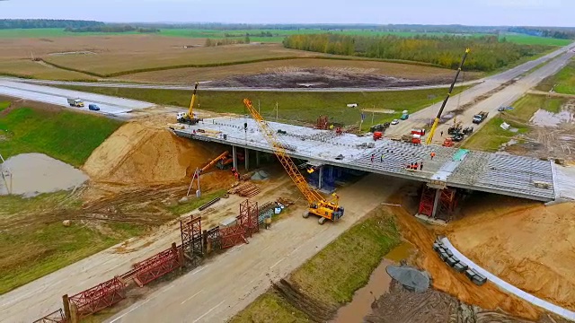 道路建设。从上面俯瞰汽车公路上的桥梁建设