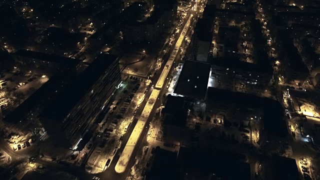 夜城被雪覆盖