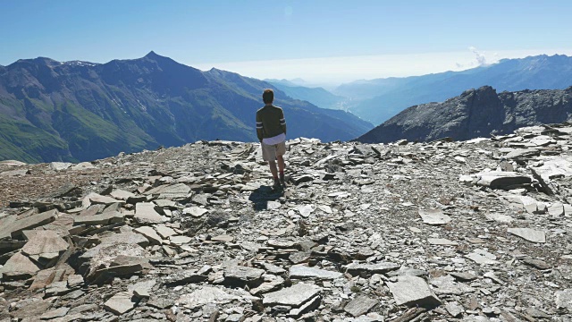 在意大利法国阿尔卑斯山徒步旅行的女人，慢镜头