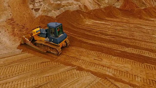 履带式推土机在采石场工作。矿山机械。建筑行业