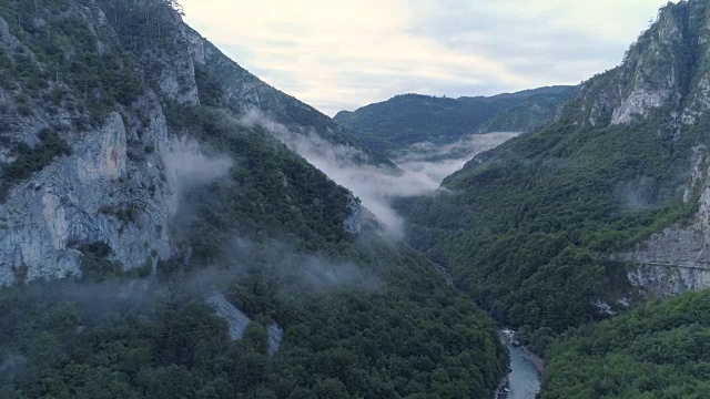 塔拉河峡谷黎明前的鸟瞰图