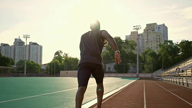 年轻的男运动员在跑步馆里跑步
