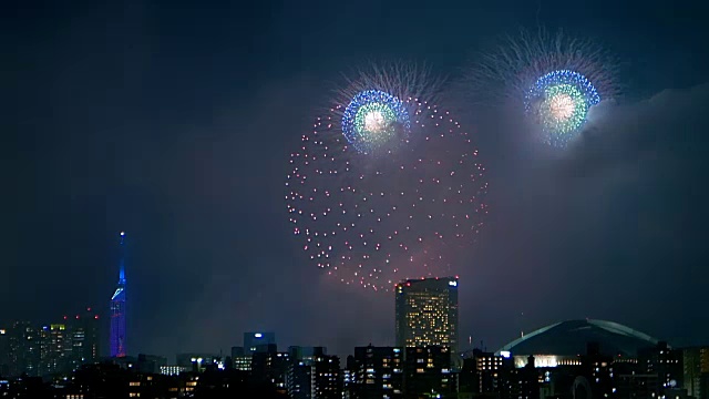 五颜六色的烟花在福冈市区的天空中爆炸。