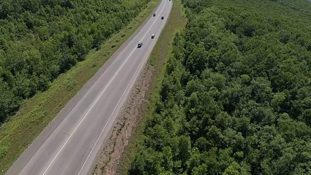 乘坐大量汽车在公路上飞行