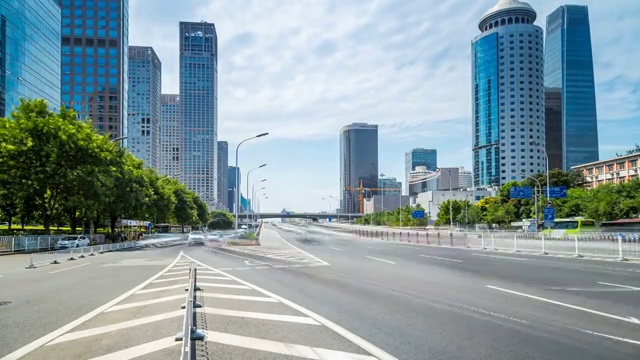 时间流逝的繁忙交通和现代建筑在北京城市，中国。