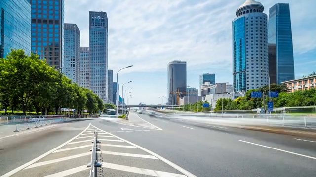 詳情圖-時(shí)間流逝的繁忙交通和現(xiàn)代建筑在北京城市，中國。