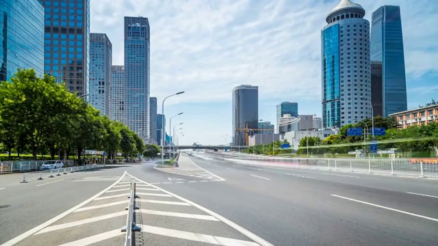 詳情圖-時(shí)間流逝的繁忙交通和現(xiàn)代建筑在北京城市，中國。
