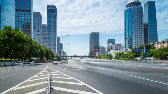 詳情圖-時(shí)間流逝的繁忙交通和現(xiàn)代建筑在北京城市，中國。