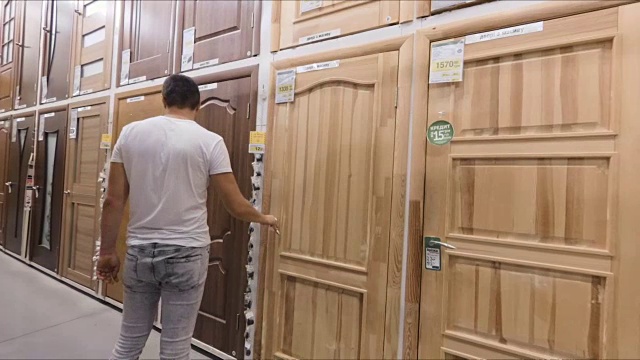 男人选择了里面的门