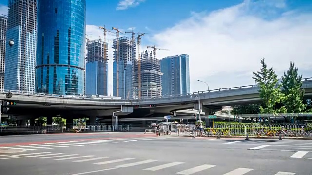 时间流逝的繁忙交通和现代建筑在北京城市，中国。