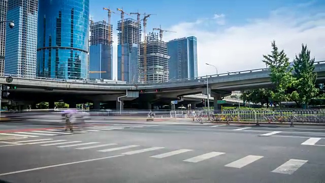 詳情圖-時(shí)間流逝的繁忙交通和現(xiàn)代建筑在北京城市，中國(guó)。