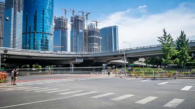 詳情圖-時(shí)間流逝的繁忙交通和現(xiàn)代建筑在北京城市，中國(guó)。