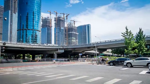 詳情圖-時(shí)間流逝的繁忙交通和現(xiàn)代建筑在北京城市，中國(guó)。
