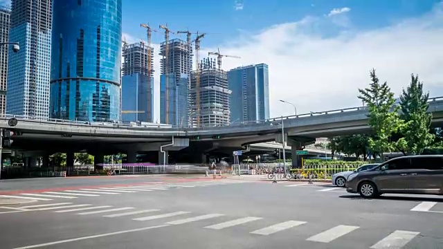 詳情圖-時(shí)間流逝的繁忙交通和現(xiàn)代建筑在北京城市，中國(guó)。