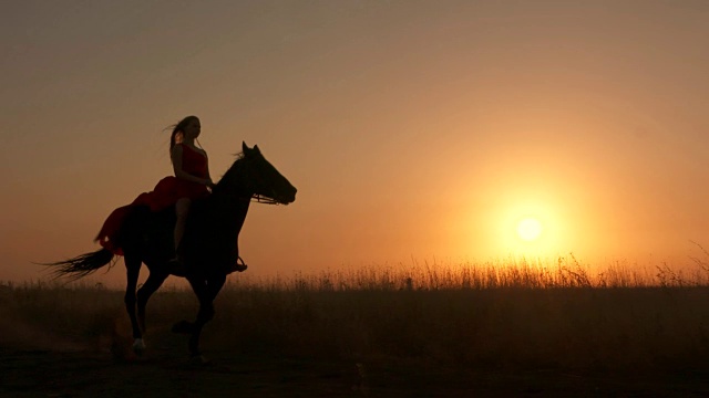 详情图-夕阳西下，身着红裙骑着黑马的年轻姑娘