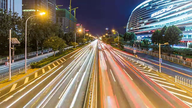 中国北京夜间高速公路交通繁忙的时间流逝