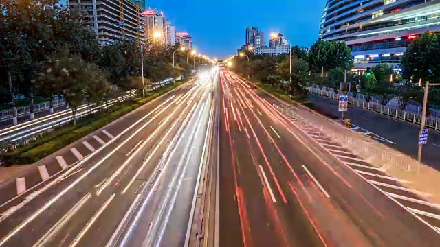 北京繁忙的高速公路交通从白天到晚上的时间流逝，中国