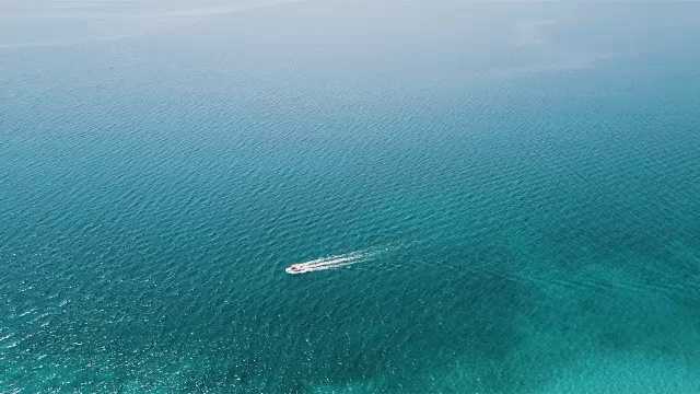 在海上航行的小船
