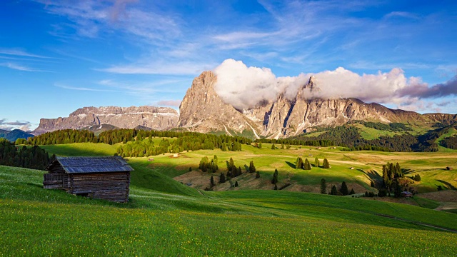 山在日落的观点从Seiser Alm(平移拍摄)，Dolomites，意大利