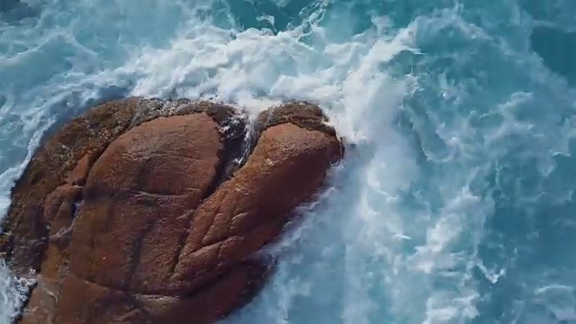 詳情圖-海浪拍打著巖石。無(wú)人機(jī)拍攝的航拍視頻。翡翠海岸，撒丁島，意大利