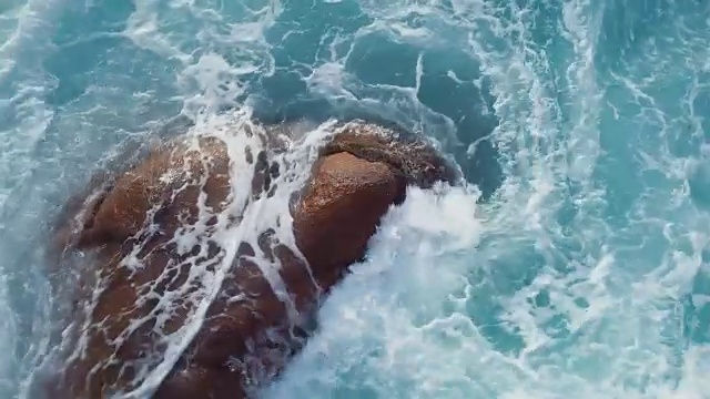 詳情圖-海浪拍打著巖石。無(wú)人機(jī)拍攝的航拍視頻。翡翠海岸，撒丁島，意大利