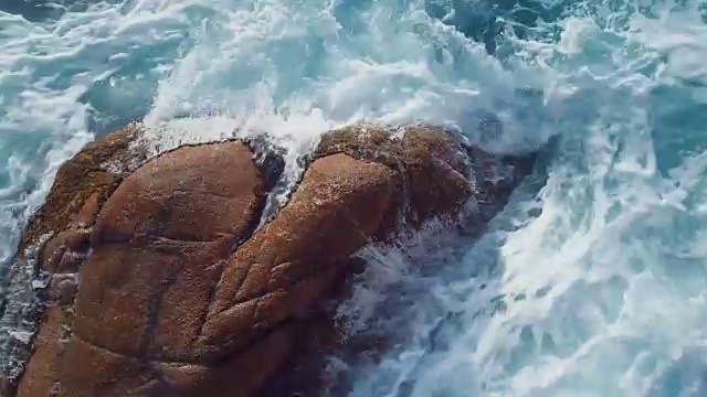 詳情圖-海浪拍打著巖石。無(wú)人機(jī)拍攝的航拍視頻。翡翠海岸，撒丁島，意大利
