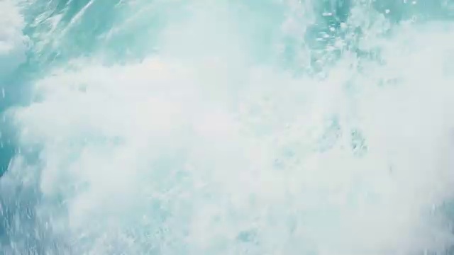 詳情圖-海浪拍打著巖石。無(wú)人機(jī)拍攝的航拍視頻。翡翠海岸，撒丁島，意大利
