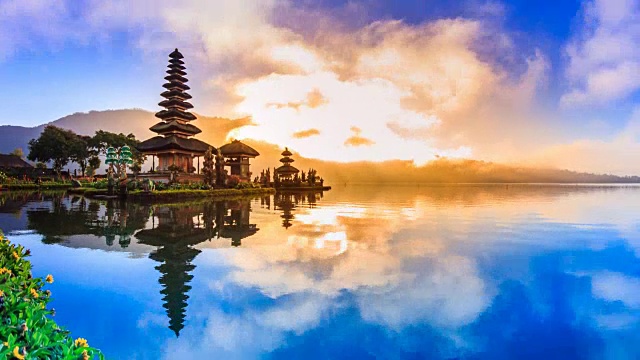 Pura Ulun Danu Bratan Temple On Water印度尼西亚巴厘岛地标旅游胜地