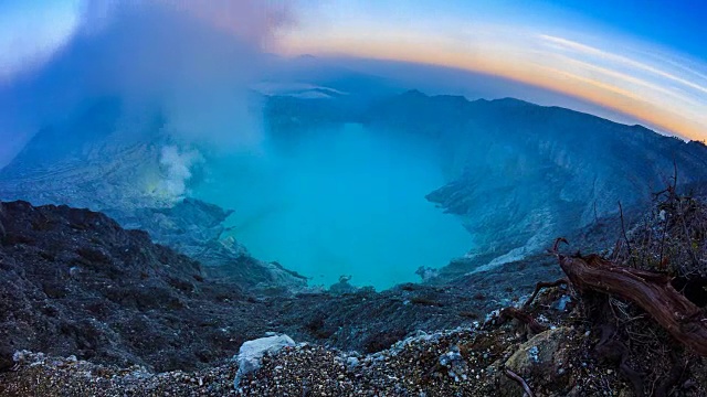 印尼卡瓦伊真火山口地标自然旅游胜地4K黎明到白天时光流逝(放大)
