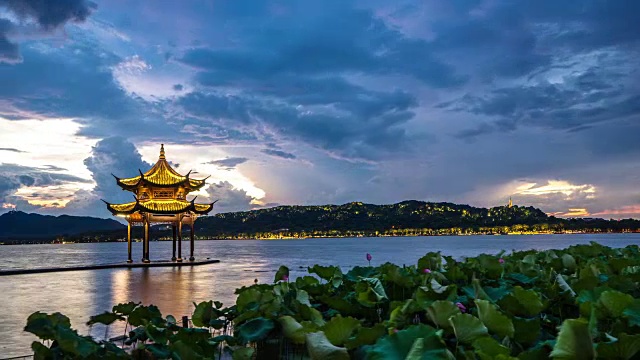 夕阳西下，古老的西湖建筑依稀而过