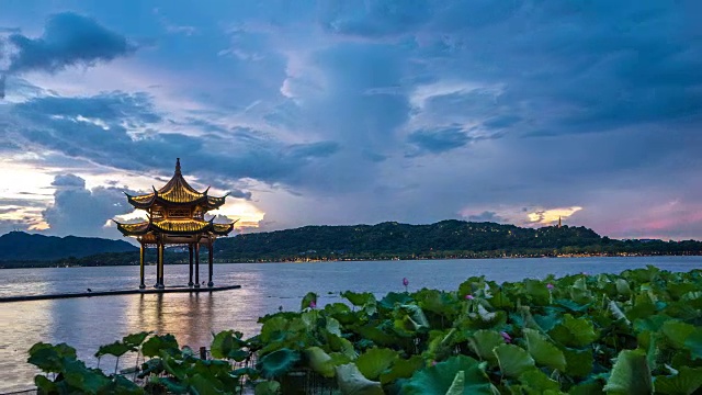 詳情圖-夕陽(yáng)西下，古老的西湖建筑依稀而過(guò)
