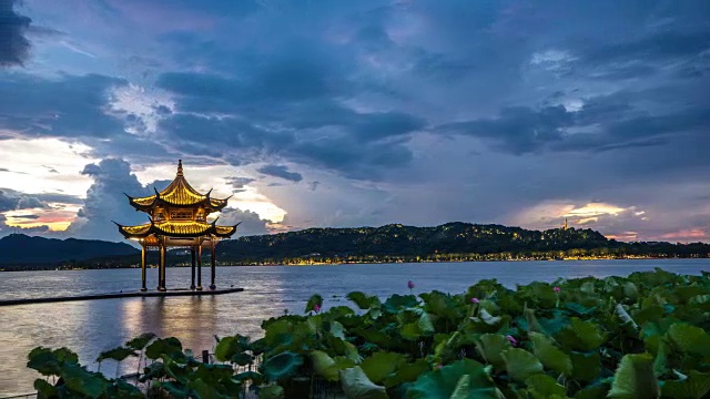 詳情圖-夕陽(yáng)西下，古老的西湖建筑依稀而過(guò)
