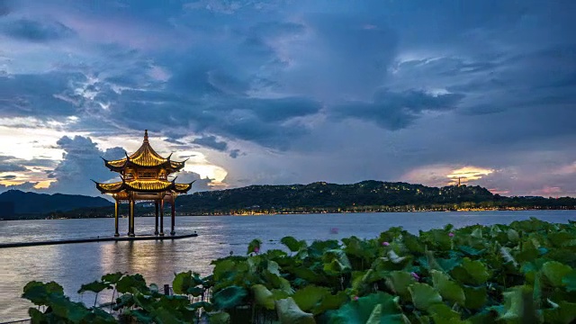 詳情圖-夕陽(yáng)西下，古老的西湖建筑依稀而過(guò)