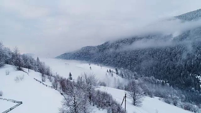 鸟瞰图在雾日落冬季山