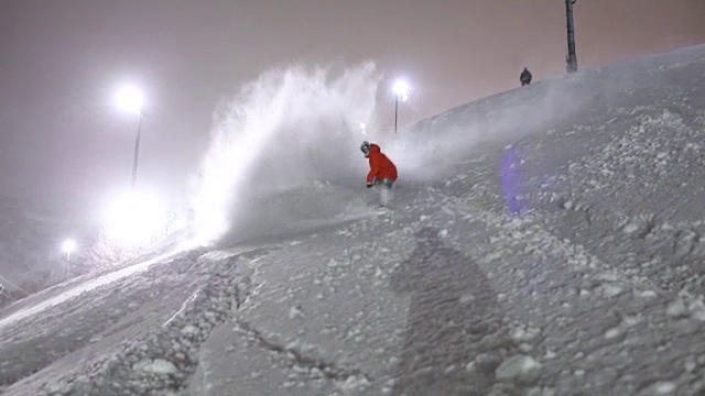 夜滑雪板红夹克滑雪板深粉末喷雾椅子升降机