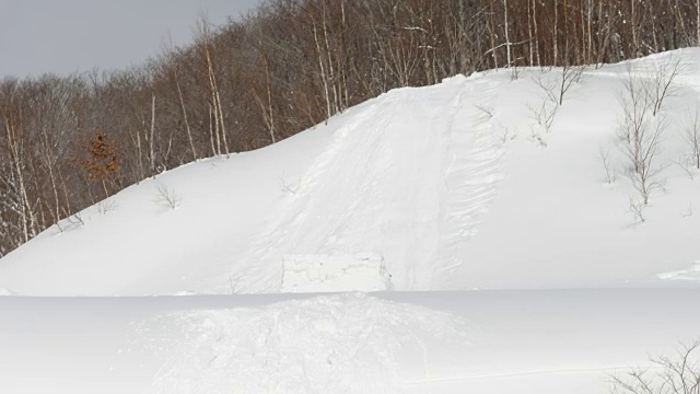 滑雪者撞在树上导致他剧烈翻转-慢镜头中可能的危险伤害