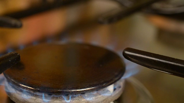 家里有煤气炉。