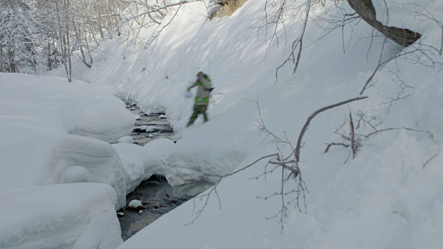 滑雪跳过河的慢动作