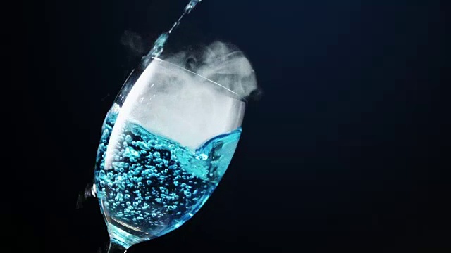 将苏打水倒入冰凉的香槟杯中