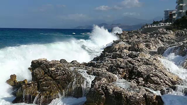 大浪和汹涌的大海